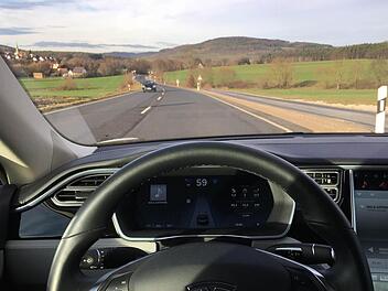 Wie von Geisterhand wird der Tesla von einem Autopiloten gesteuert. Foto: Ikratos