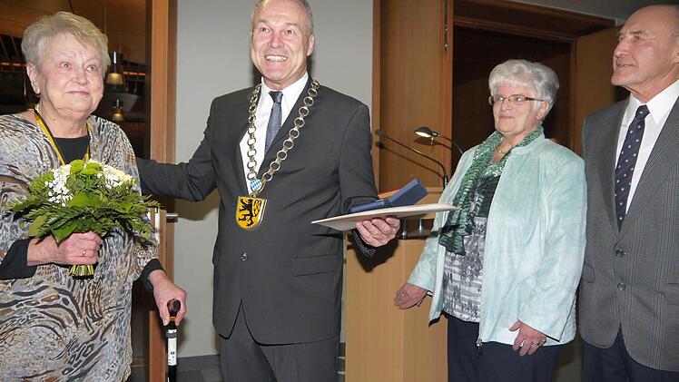Gleich drei Mitglieder des Museumsvereins auf einen Schlag zeichnete der Oberürgermeister am Freitag mit der goldenen Stadtmedaille aus (von links) Ute Brand, Frank Rebhan, Gisela Liebig und Frank Schiweck. Foto: Berthold Köhler