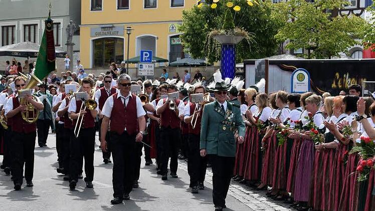 Dieter Brandmeier führte den Zug durch die Straßen der Stadt an. Die Lichtenfelser Schützendamen applaudierten. Foto: Andreas Welz