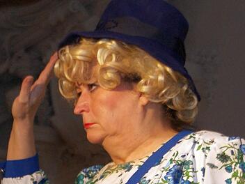 Lizzy Aumeier hielt als britische Queen Einzug in den Kaisersaal von Kloster Banz Foto: Mario Deller
