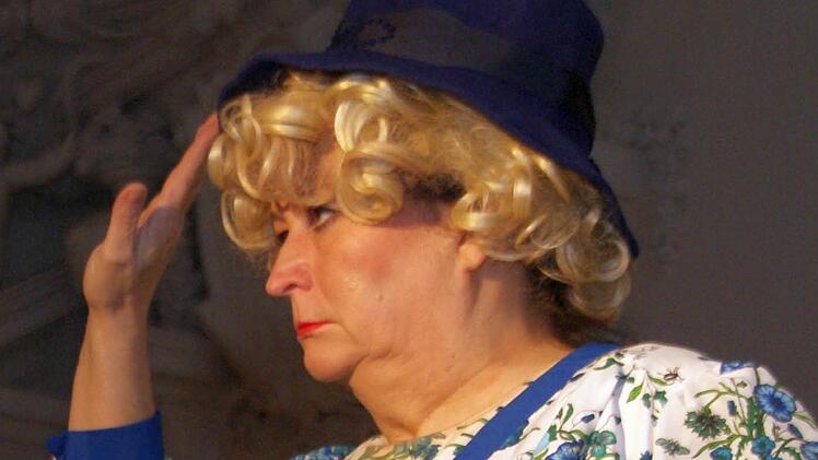 Lizzy Aumeier hielt als britische Queen Einzug in den Kaisersaal von Kloster Banz Foto: Mario Deller