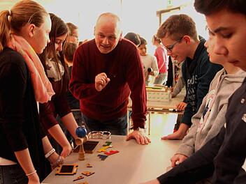 Spieletrainer Michael Keim (3. von links) gibt nur Tipps zum Lösen, ohne das Ergebnis vorwegzunehmen. Foto: Günther Geiling