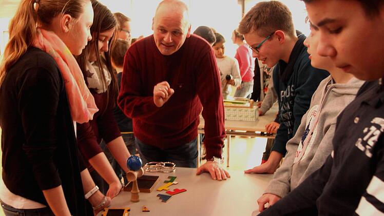 Spieletrainer Michael Keim (3. von links) gibt nur Tipps zum Lösen, ohne das Ergebnis vorwegzunehmen. Foto: Günther Geiling