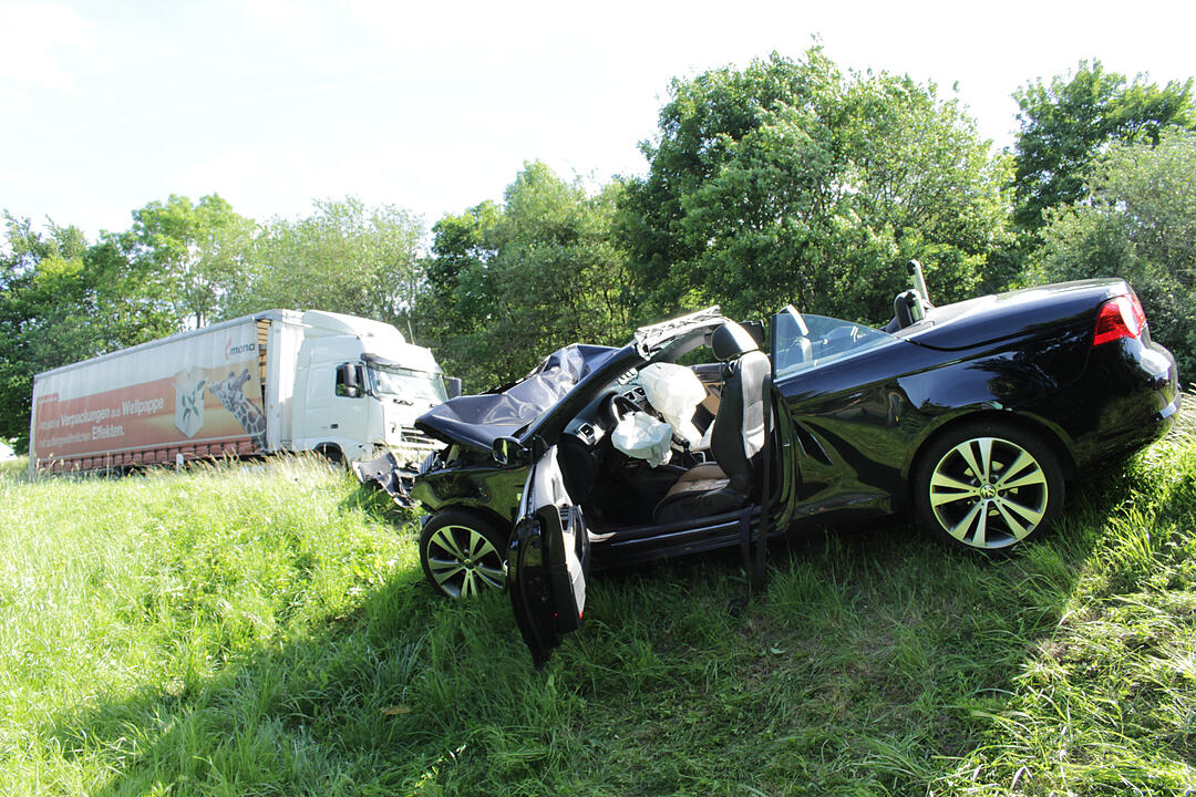 Pegnitz: Cabrio kracht frontal in Lkw