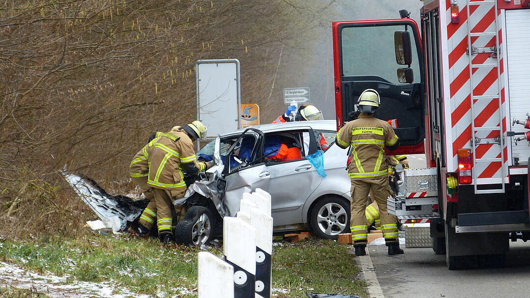 Unfall in Fürth: Auto kracht in Linienbus
