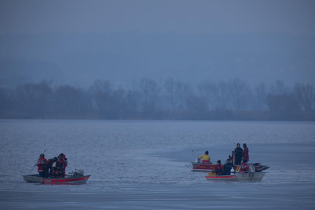 Person bricht in Altmühlsee ein