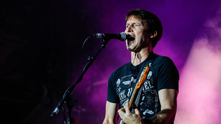 Umjubeltes Konzert: James Blunt begeisterte 6000 Besucher auf dem Coburger Schlossplatz.  Foto: Matthias Hoch