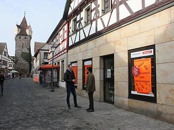 Am 23. Februar schließt der "Basti" in der Hauptstraße. Die Ladenfläche wird künftig wieder zweigeteilt, im kleineren Bereich (auf unserem Bild im Vordergrund) zieht ein Barbershop ein.  Für den größeren Bereich sucht Hausbesitzer Lindner noch einen Mieter. Fotos: Bernhard Panzer, Marco Rothacker
