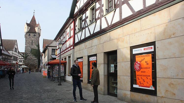 Am 23. Februar schließt der "Basti" in der Hauptstraße. Die Ladenfläche wird künftig wieder zweigeteilt, im kleineren Bereich (auf unserem Bild im Vordergrund) zieht ein Barbershop ein.  Für den größeren Bereich sucht Hausbesitzer Lindner noch einen Mieter. Fotos: Bernhard Panzer, Marco Rothacker