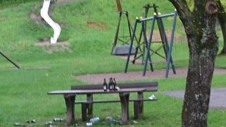 Leere Flaschen und Müll sind die Hinterlassenschaften nach einem Trinkgelage auf dem Spielplatz. Dabei sind Rauchen und Alkoholkonsum dort ausdrücklich verboten.