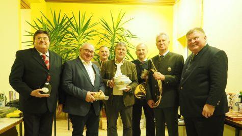 Sie freuten sich über attraktive Tombolagewinne und gestalteten die Hubertusmesse und die Hubertusfeier mit. Von links Zweiter Bürgermeister Wolfgang Förtsch, BBV Kreisobmann Erwin Schwarz, Matthias Kohlmann (3. BJV-Kreisvorsitzender), Landratsstellvertreter Gerhard Wunder, Bernhard Schmitt (BJV-Kreisvorsitzender), Hornmeister Klaus Rohleder (Leiter Bläsercorps), Reinhold Heinlein (Hegegemeinschaftsleiter) K.- H. Hofmann