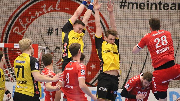 Auf ihn hatte sich die HSC-Abwehr gut eingestellt: Ludwigshafens Wagner (rechts) blieb einige Male im Coburger Block h&auml;ngen.