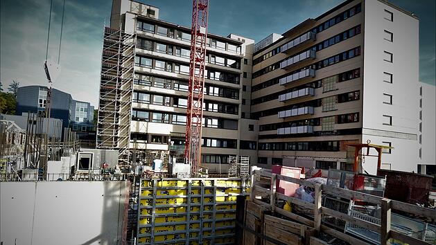 Die Rohbauarbeiten am derzeitigen Bauabschnitt des Klinikums mit einem Kostenvolumen von rund 100 Millionen Euro liegen voll im Zeitplan. Die Fertigstellung des Neubaus West ist f&uuml;r Fr&uuml;hjahr 2024 geplant. Foto: Werner Rei&szlig;aus