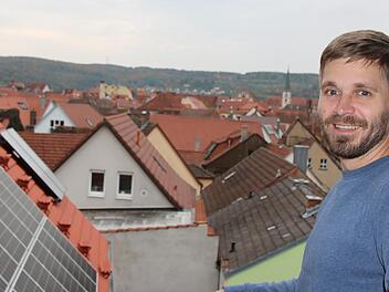 Klimaschutzmanager Philipp Spitzner auf dem Baderturm: Photovoltaikanlagen in der Altstadt gehören zu seinen Themen.