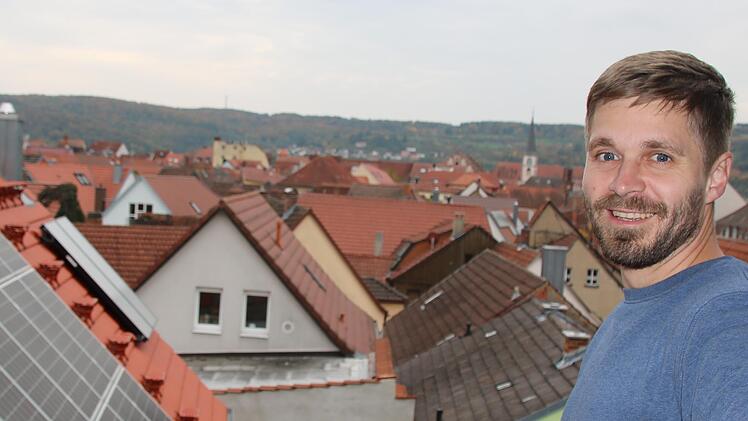 Klimaschutzmanager Philipp Spitzner auf dem Baderturm: Photovoltaikanlagen in der Altstadt gehören zu seinen Themen.