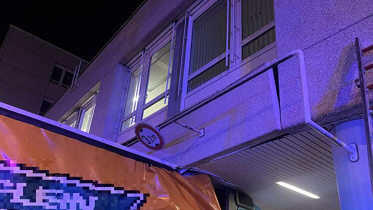 Erlangen: Lkw-Fahrer versch&auml;tzt sich gewaltig - Lastwagen bleibt unter Siemens-Geb&auml;ude stecken