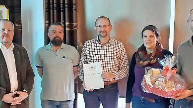 Das Foto zeigt (von links) Daniel Zippert (Forstbetriebsleiter), Thorsten Knöll (Vorsitzender örtlicher Personalrat), Forstwirt und Jubilar Jürgen Kraft, Regina Bausch (Servicestellenleiterin und direkte Vorgesetzte) und Andreas Füller (stellvert...