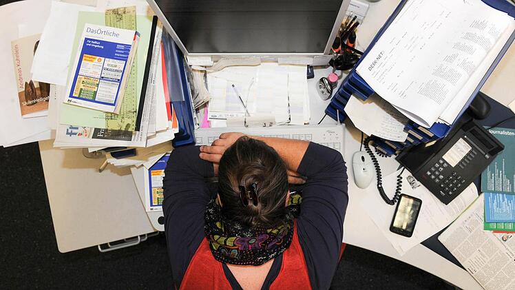 Immer mehr Arbeit, ständige Erreichbarkeit. Selbst leistungsfähige Menschen sind nicht davor gefeit, Raubbau mit ihren eigenen Kräften anzustellen. Burnout droht. Der Ausfall von Beschäftigten kann aber gerade bei Mittelständlern schnell existenzbedrohend sein, deshalb sorgen immer mehr Betriebe vor. Symbolbild: Ronald Rinklef