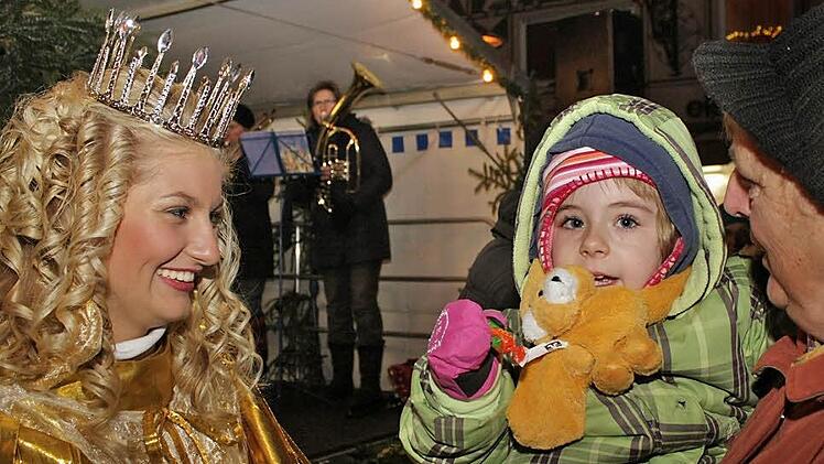 Die kleine Anna und ihre Oma freuen sich über Süßigkeiten aus den Händen von Christkind Vanessa Schmuck.   Foto: Sebastian Martin