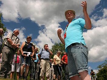 Bernhard Gößmann-Schmitt (rechts) erklärt den Lesern der Saale Zeitung bei einer Wanderung durch die Weinberge Natur und Landschaft. Fotos: Paul Ziegler