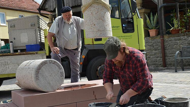 Aufbau des Kunstwerks in Gauaschach  Foto: Jana Keul