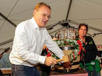Anstich auf der Sandkerwa 2015 durch den Oberbürgermeister Andreas Starke. Foto: Christian Langer