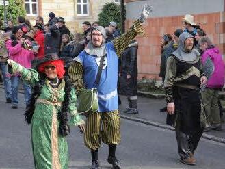 Allen voran (von links): "Hofdame des Memmendorfer Ritters" (Birgit Finzel), "Ritter von Memmendorf" (Helmut Dietz) und "Ritter vom Reußenberg" (Jürgen Fromm), gefolgt von den Greuther Musikern. Foto: Helmut Will