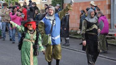 Allen voran (von links): "Hofdame des Memmendorfer Ritters" (Birgit Finzel), "Ritter von Memmendorf" (Helmut Dietz) und "Ritter vom Reußenberg" (Jürgen Fromm), gefolgt von den Greuther Musikern. Foto: Helmut Will