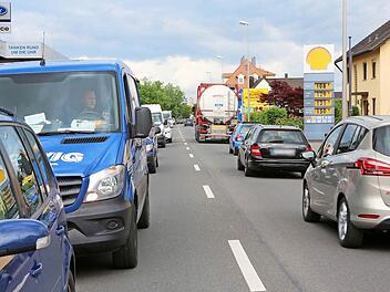Zu Hauptverkehrszeiten staut es sich in der Ortsmitte von Burgebrach, teilweise bis zur Kläranlage vor dem Ortsschild. Foto: Barbara Herbst