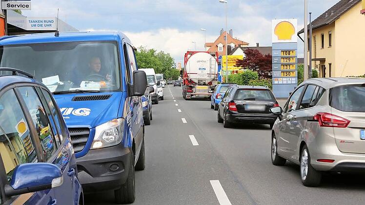 Zu Hauptverkehrszeiten staut es sich in der Ortsmitte von Burgebrach, teilweise bis zur Kläranlage vor dem Ortsschild. Foto: Barbara Herbst