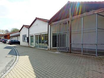 Seit dem Abzug des Rewe-Marktes stehen die Gebäude an der Straße Tischeräcker in Wirsberg leer. Die Gemeinde hofft jedoch, dass dort bald wieder Leben einkehrt - in Form eines neuen Supermarktes mit Dienstleistungscenter. Foto: Peter Müller