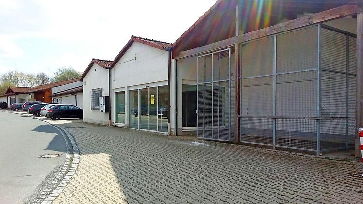 Seit dem Abzug des Rewe-Marktes stehen die Gebäude an der Straße Tischeräcker in Wirsberg leer. Die Gemeinde hofft jedoch, dass dort bald wieder Leben einkehrt - in Form eines neuen Supermarktes mit Dienstleistungscenter. Foto: Peter Müller