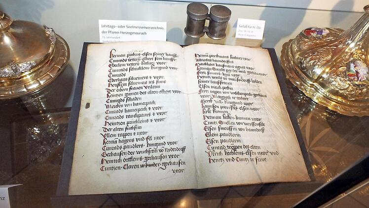 Ein sogenanntes Jahrtags- oder Seelmessenverzeichnis der katholischen Pfarrei von Herzogenaurach aus dem 15. Jahrhundert Foto: Manfred Welker