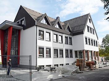 Wie innen so wird auch die Außenfassade in heller Farbe erstrahlen. Noch wird an den Außenanlagen und am Eingangsbereich des Rathauses Stockheim fleißig gearbeitet. Der Aufzug (links) ist aber bereits funktionsfähig, nur noch nicht zugänglich. Foto: Karl-Heinz Hofmann