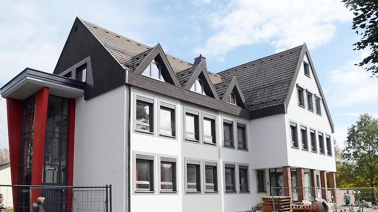 Wie innen so wird auch die Außenfassade in heller Farbe erstrahlen. Noch wird an den Außenanlagen und am Eingangsbereich des Rathauses Stockheim fleißig gearbeitet. Der Aufzug (links) ist aber bereits funktionsfähig, nur noch nicht zugänglich. Foto: Karl-Heinz Hofmann