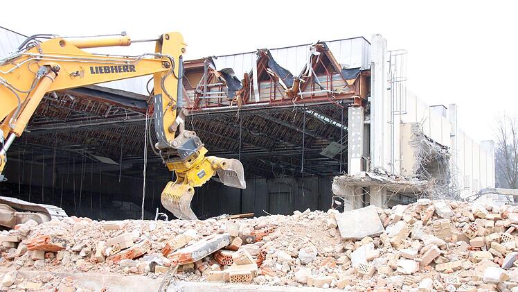 Der schwere Bagger hat bereits ein ordentliches Stück aus der Halle herausgebrochen.Foto: Ulrike Nauer