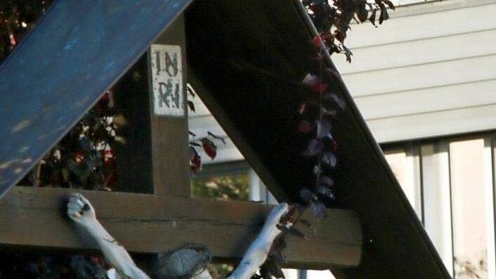 Dieses Holzkreuz wird einem Info-Pavillon Platz machen.  Foto: Josef Hofbauer