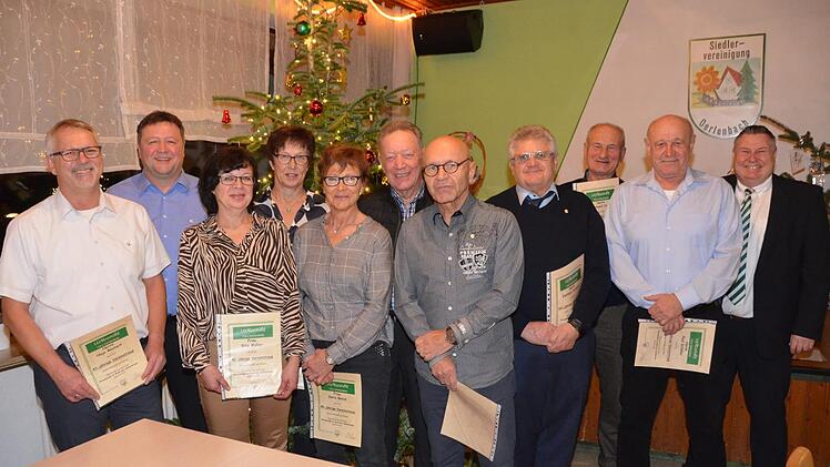 Im Rahmen einer Weihnachtsfeier ehrte der TSV Oerlenbach Mitglieder für 40- und 50-jährige Vereinsmitgliedschaft. Auf unserem Foto (von links): Hajo Beutert, Christian Morchutt, Rita Müller, Renate Hemmerich, Doris Borst, Erwin Faber, Dr. Alfred Hansl, Dietmar Schmitt, Richard Jodl, Paul Schüller, daneben 1. Vorsitzender Jochen Straub.