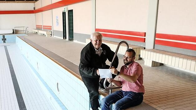 Michael D&uuml;tsch (rechts) mit seinem Amtsvorg&auml;nger Johann Pfister vor einem Jahr im sanierungsbed&uuml;rftigen Bischberger Hallenbad. Archivbild: Barbara Herbstc