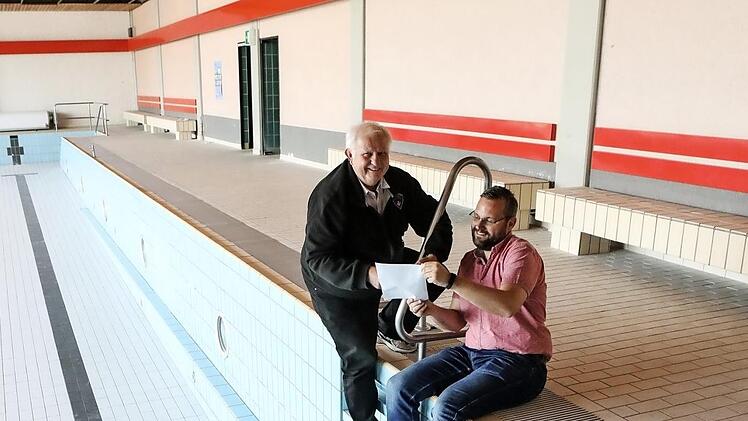 Michael Dütsch (rechts) mit seinem Amtsvorgänger Johann Pfister vor einem Jahr im sanierungsbedürftigen Bischberger Hallenbad. Archivbild: Barbara Herbstc