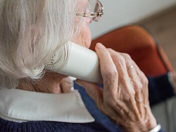 Anruf, Telefon, Schockanruf, Seniorin telefoniert