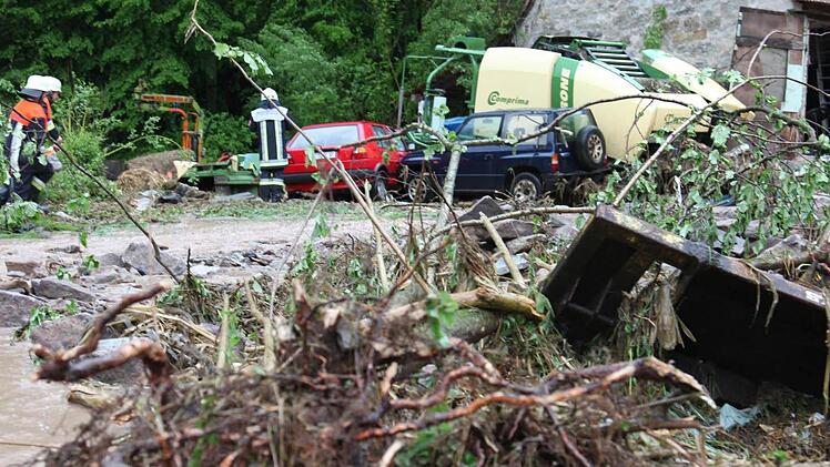 Erhebliche Zerstörungen richtete das Unwetter an der Paßmühle an. Fünf Autos wurden demoliert.