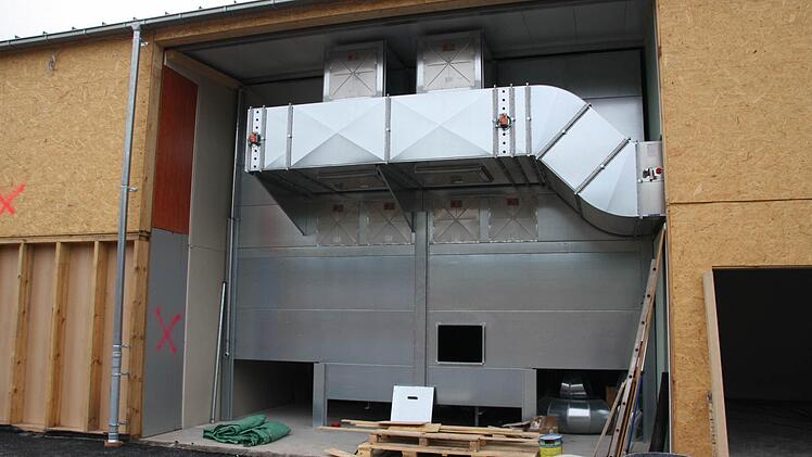 Die Absaug- und Pelletiermaschine geht bis knapp unter die Decke.