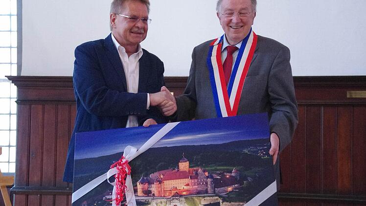 Bürgermeister Wolfgang Beiergrößlein (l.) überreichte seinem französischen Amtskollegen ein Bild von der Festung Rosenberg.