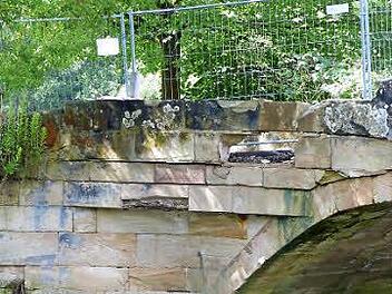 Die Brücke über den Weißen Main am Ortseingang in Feuln musste nach dem dritten Unfall gesperrt werden. Foto: Dieter Hübner