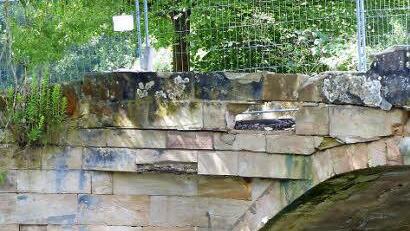 Die Brücke über den Weißen Main am Ortseingang in Feuln musste nach dem dritten Unfall gesperrt werden. Foto: Dieter Hübner