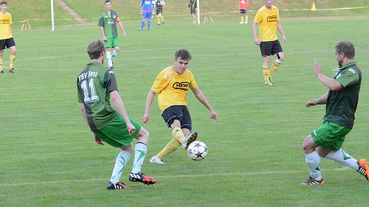 Szene aus dem Relegations-Hinspiel des FC Thulba (gelbe Trikots) gegen den TSV Forst (0:3). Foto: ssp