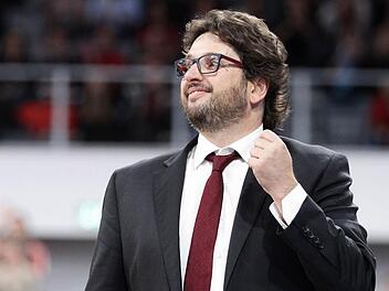 Andrea Trinchieri und seine Mannschaft sind in dieser Woche viel auf Reisen. Foto: sportpress