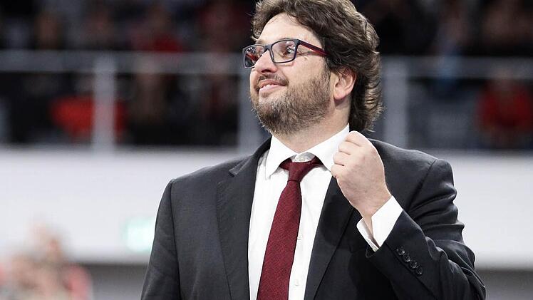 Andrea Trinchieri und seine Mannschaft sind in dieser Woche viel auf Reisen. Foto: sportpress