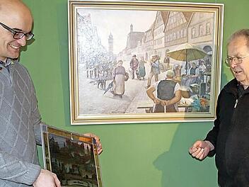 Das Leben in der Stadt zeigt das Gemälde im Hintergrund, das Stefan Andritschke (links) und Ingo Hafenecker ebenso beeindruckt wie die Glasmalerei, die der Ausstellungsleiter in Händen hält. Foto: Ralf Kestel